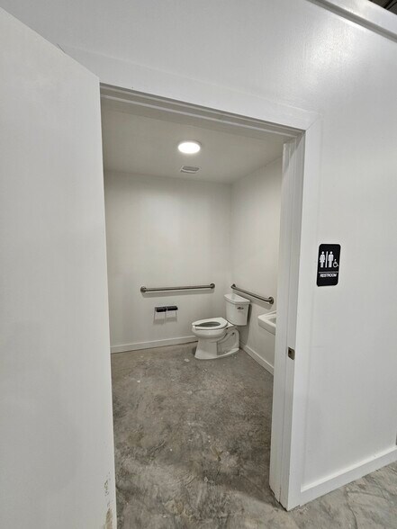 More Photos Of 2680 Stratton Blvd, Saint Augustine Light Distribution For Lease