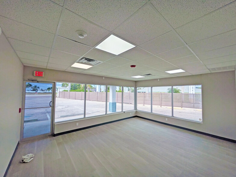 More Photos Of 16731 Mcgregor Blvd, Fort Myers General Retail For Lease