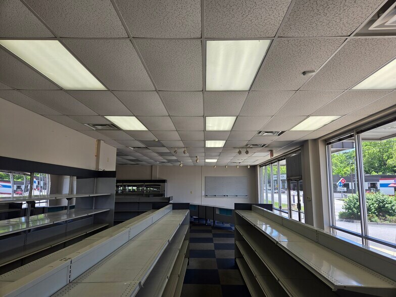 More Photos Of 3002 Lee Hwy, Bristol Freestanding For Lease