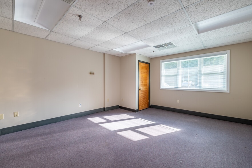 More Photos Of 1538 Turnpike St, North Andover Medical For Sale