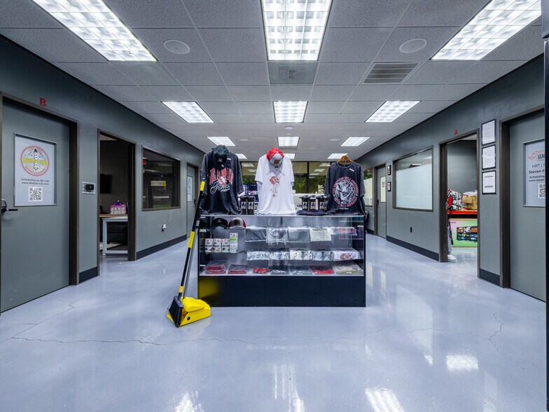 More Photos Of 321 S Persimmon St, Tomball Manufacturing For Lease