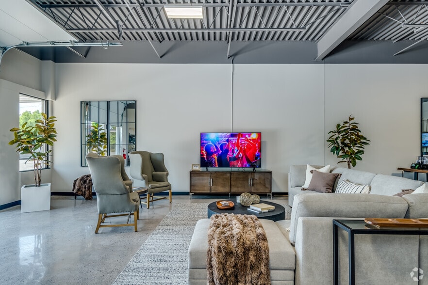 More Photos Of 8949 N Deerbrook Trl, Brown Deer Flex For Sale