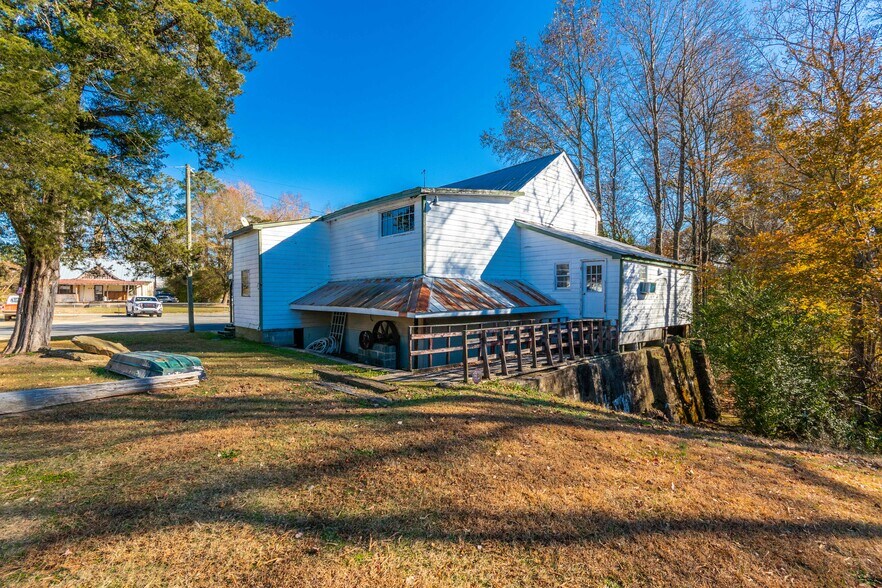 More Photos Of 8214 Panther Lake Rd, Willow Spring Flex For Lease