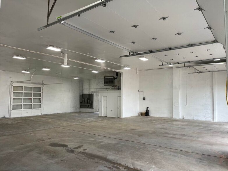 More Photos Of 210 Chestnut St, Sterling Showroom For Lease