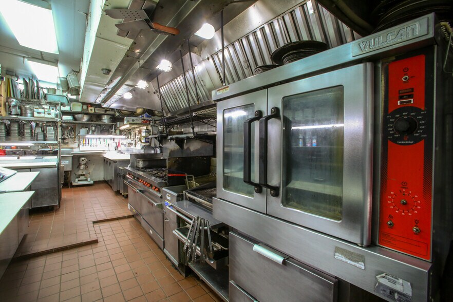 More Photos Of 15 Franklin St, Lenox Restaurant For Lease