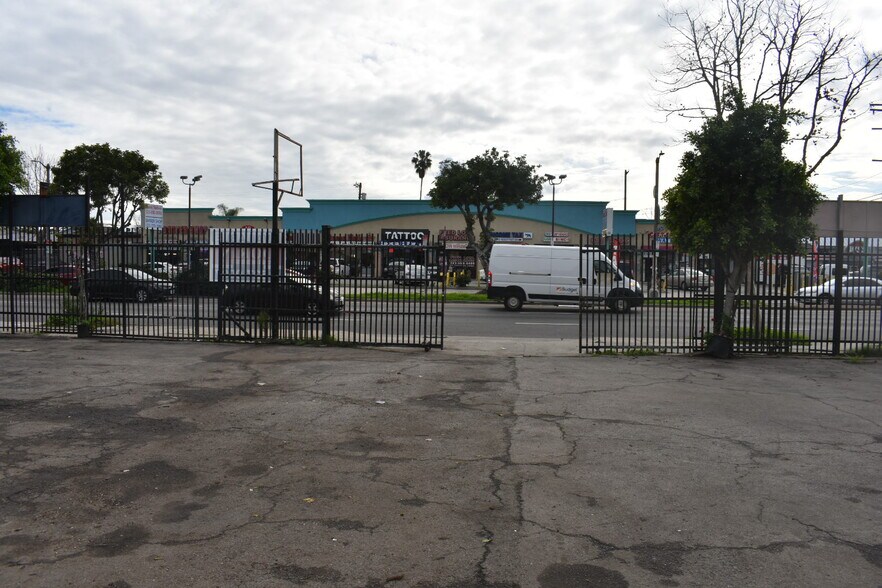 More Photos Of 615 E Manchester Ave, Los Angeles Land For Lease