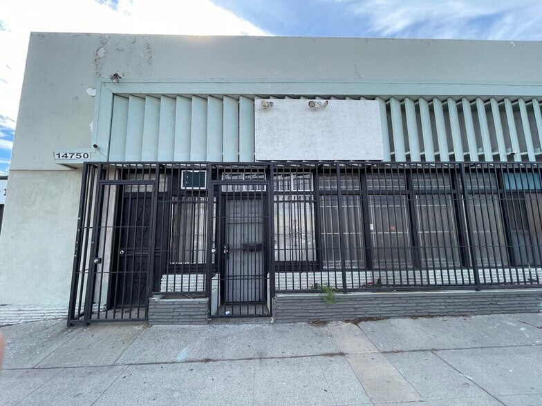 More Photos Of 14750 Arminta St, Panorama City Manufacturing For Lease