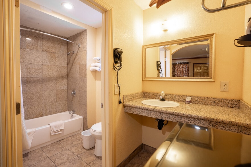 More Photos Of 839 W Pacheco Blvd, Los Banos Hotel For Sale