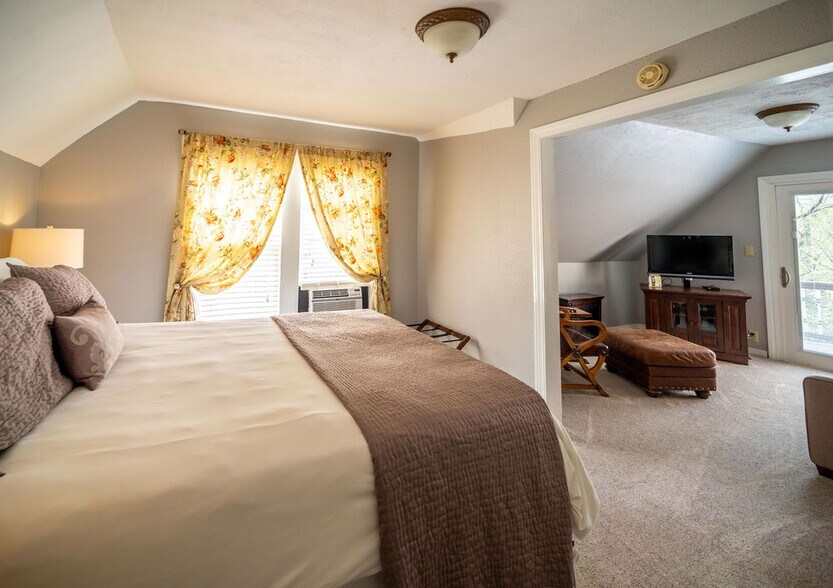 More Photos Of 5 Ojo St, Eureka Springs Hospitality For Sale