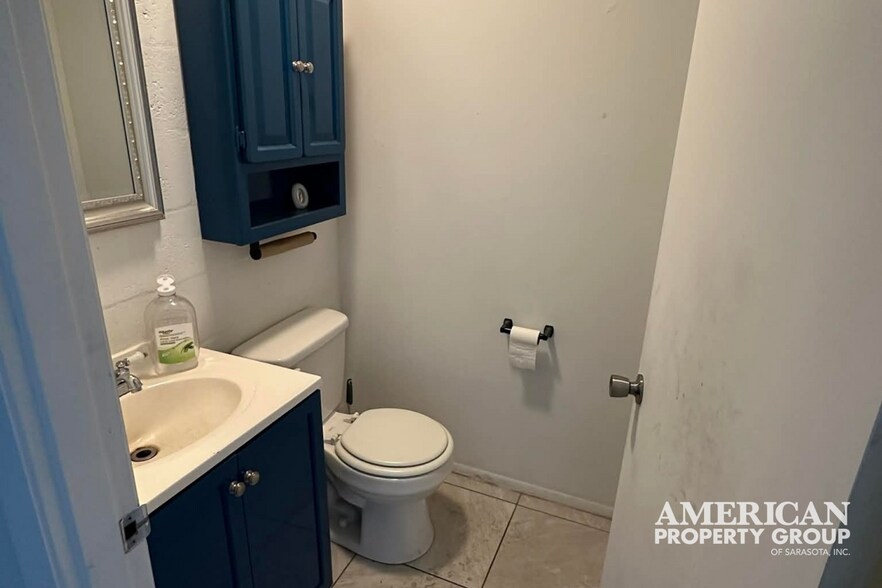 More Photos Of 4535-4557 Northgate Ct, Sarasota Light Distribution For Lease