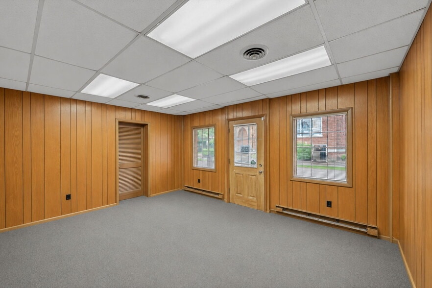 More Photos Of 600-604 W Washington St, Suffolk Storefront Retail Office For Sale