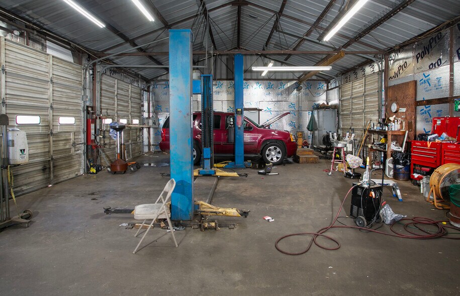 More Photos Of 1011 Redbud, Overton Warehouse For Sale