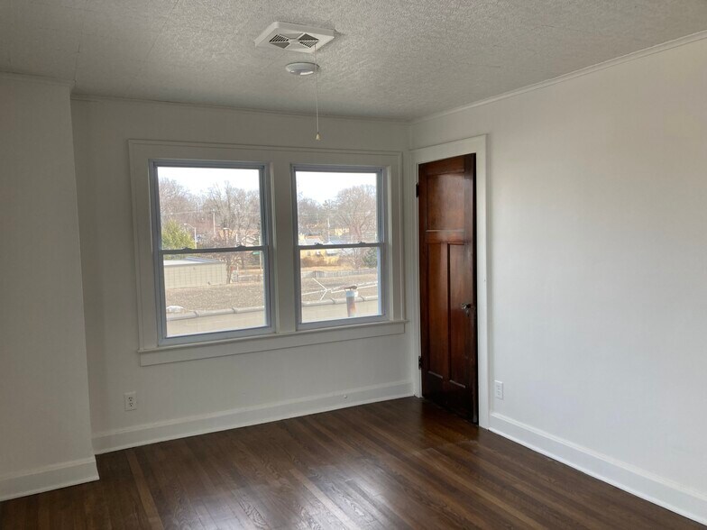 More Photos Of 220 W 80th Ter, Kansas City Storefront Retail Office For Sale