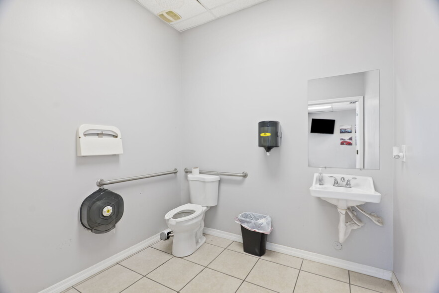 More Photos Of 665 S Babcock St, Melbourne Auto Repair For Sale