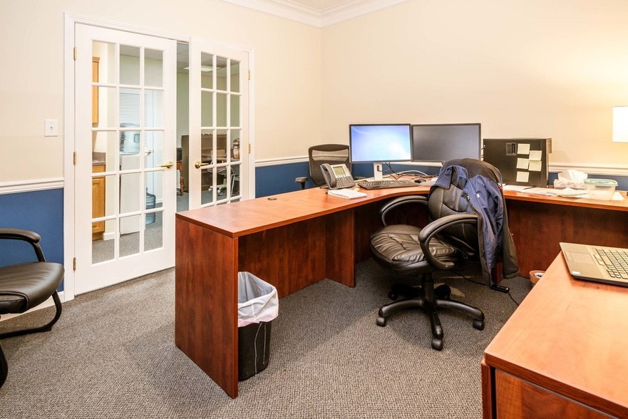 More Photos Of 1300 Gardiner Ln, Louisville Medical For Sale