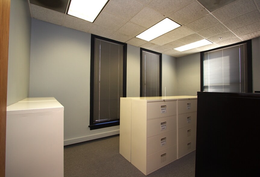 More Photos Of 104 N Main St, Saint Charles Office For Lease
