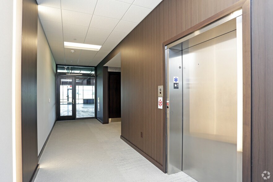 More Photos Of 12100 Meredith Dr, Urbandale Office For Lease