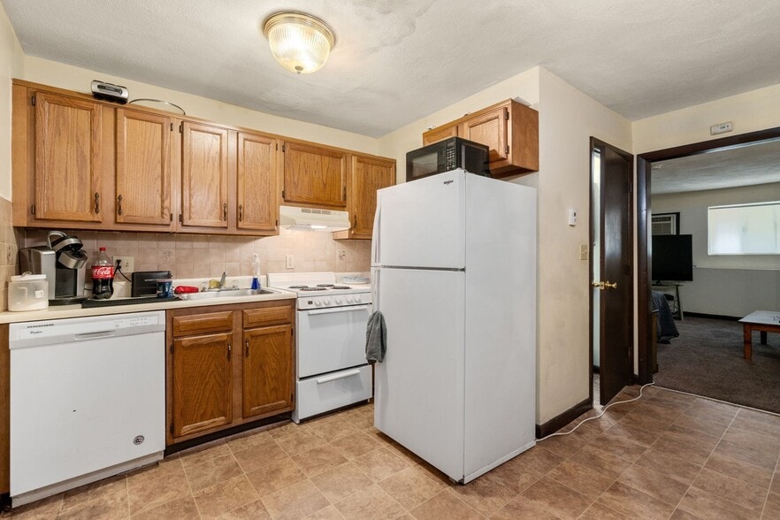 More Photos Of 596 Boston Post Rd E, Marlborough Apartments For Sale