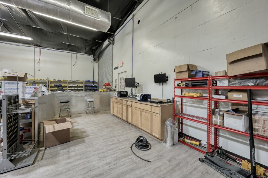 More Photos Of 508 Bryant Rd, Conroe Manufacturing For Sale