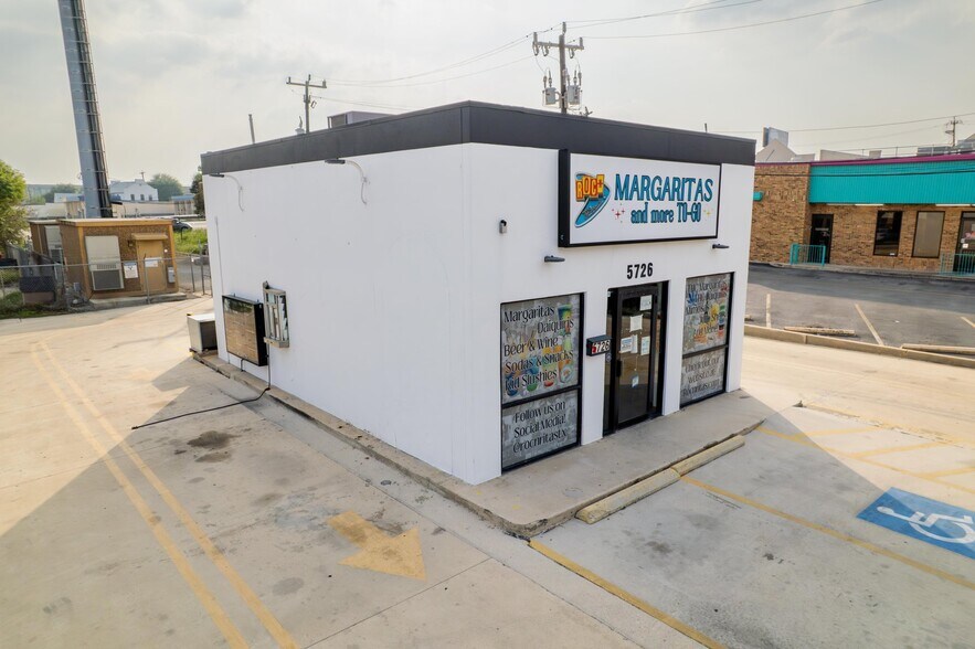 More Photos Of 5726 Babcock Rd, San Antonio Freestanding For Lease