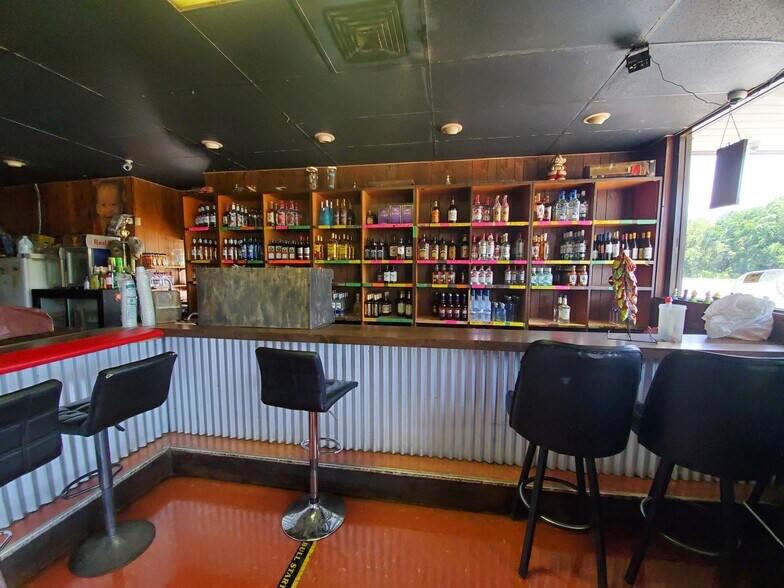 More Photos Of 17650 NW US Highway 19, Fanning Springs Bar For Sale