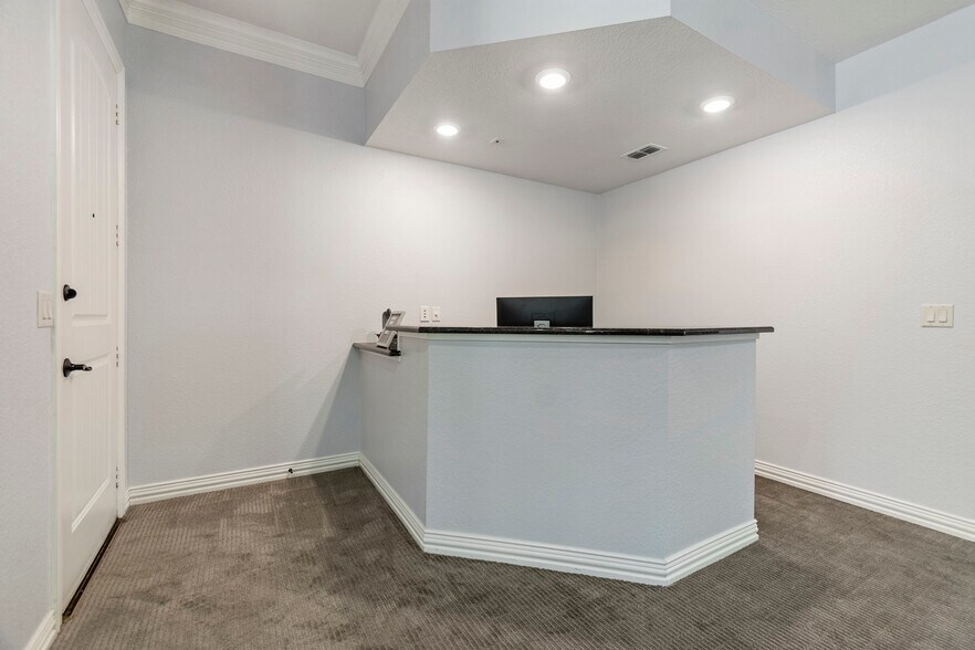 More Photos Of 7633 Bellaire Dr S, Fort Worth Medical For Sale