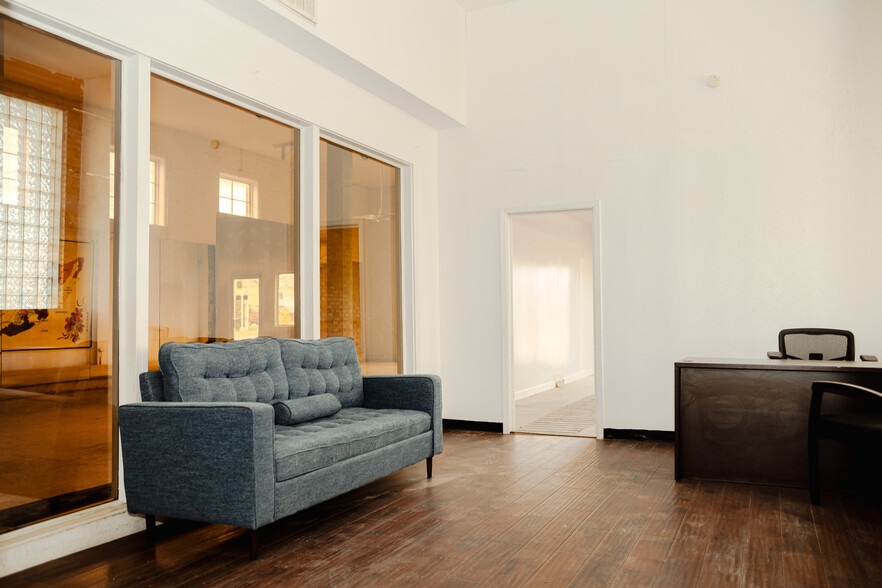 More Photos Of 4422 Live Oak St, Dallas Freestanding For Lease