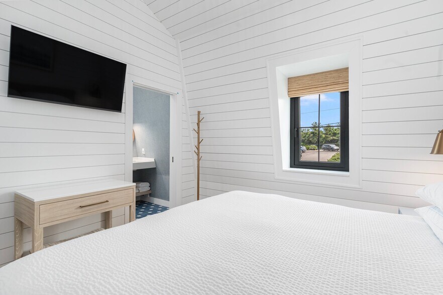 More Photos Of 212 Water St, Block Island Storefront For Sale