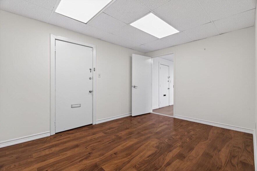 More Photos Of 256-260 Church St, Oakville Storefront Retail Office For Lease