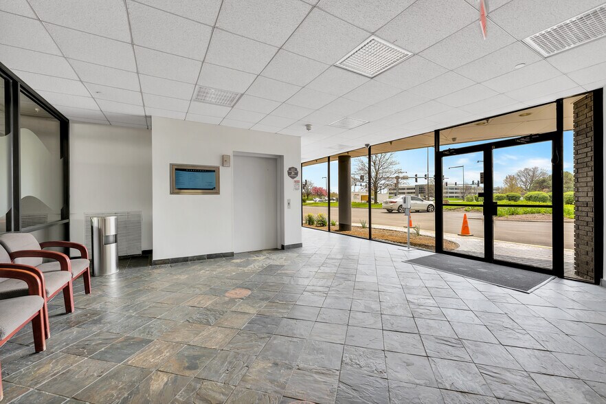 More Photos Of 800 Enterprise Dr, Oak Brook Office For Sale