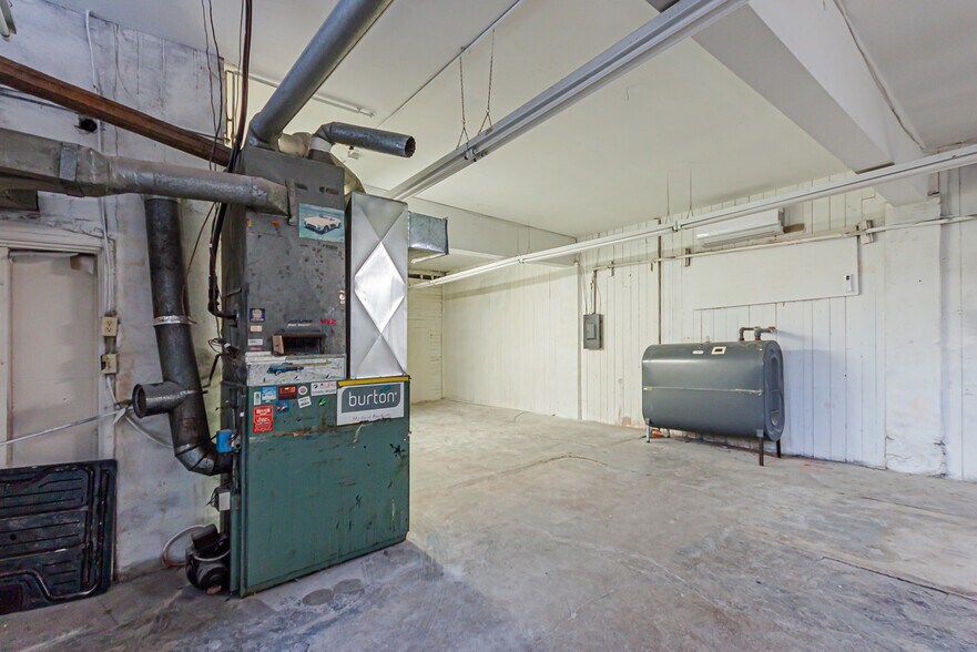 More Photos Of 151 Brock St N, Whitby Warehouse For Lease