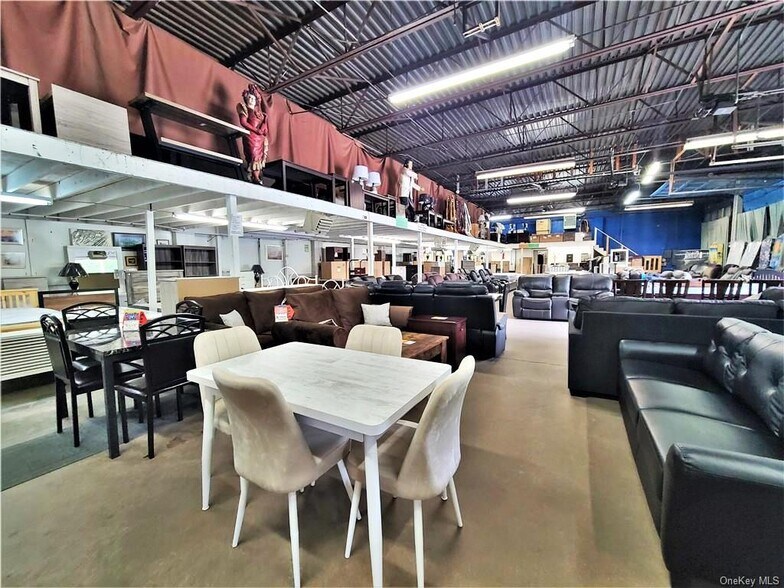 More Photos Of 186 E Broadway, Monticello Service For Sale