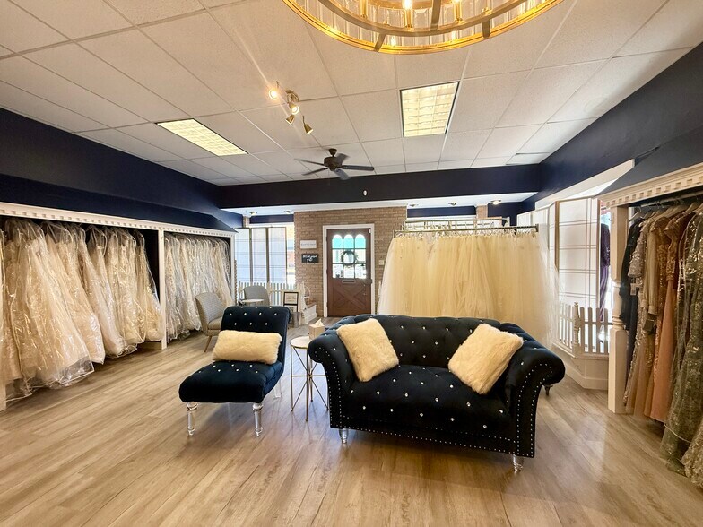 More Photos Of 212 E Main St, Brenham Storefront For Lease