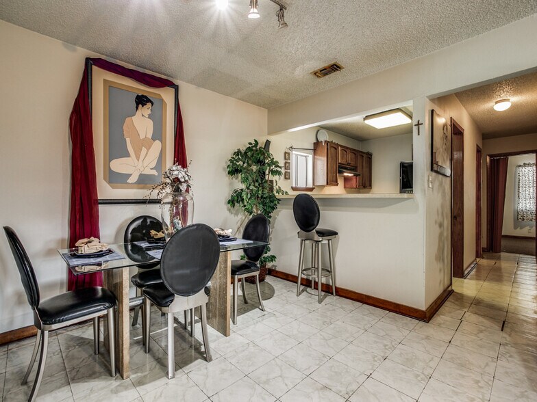 More Photos Of 226 E Fest St, San Antonio Restaurant For Sale