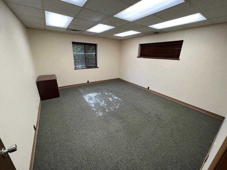 More Photos Of 2602 N Morgan St, Decatur Office For Sale