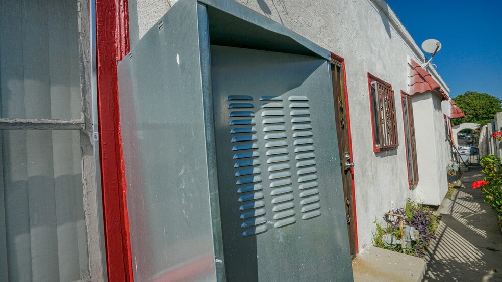 More Photos Of 1462 W 53rd St, Los Angeles Apartments For Sale