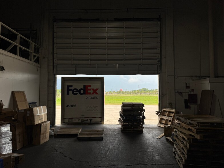 More Photos Of 9990 E I-10 Fwy, Houston Warehouse For Lease