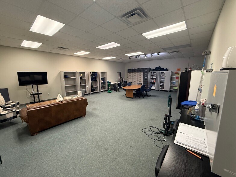 More Photos Of 1975 Mall Blvd, Auburn Warehouse For Lease