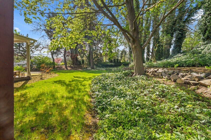 More Photos Of 1001 Cherry Heights Rd, The Dalles Flex For Sale