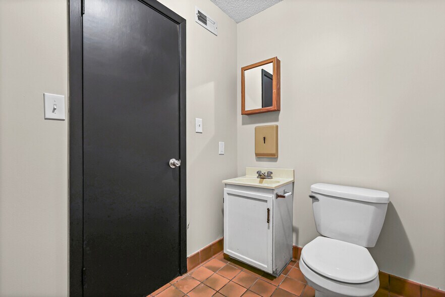 More Photos Of 11 Brierton Ln, Crystal City Office For Sale