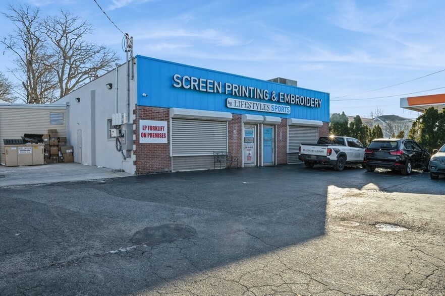 Primary Photo Of 1709 Newbridge Rd, North Bellmore Manufacturing For Sale