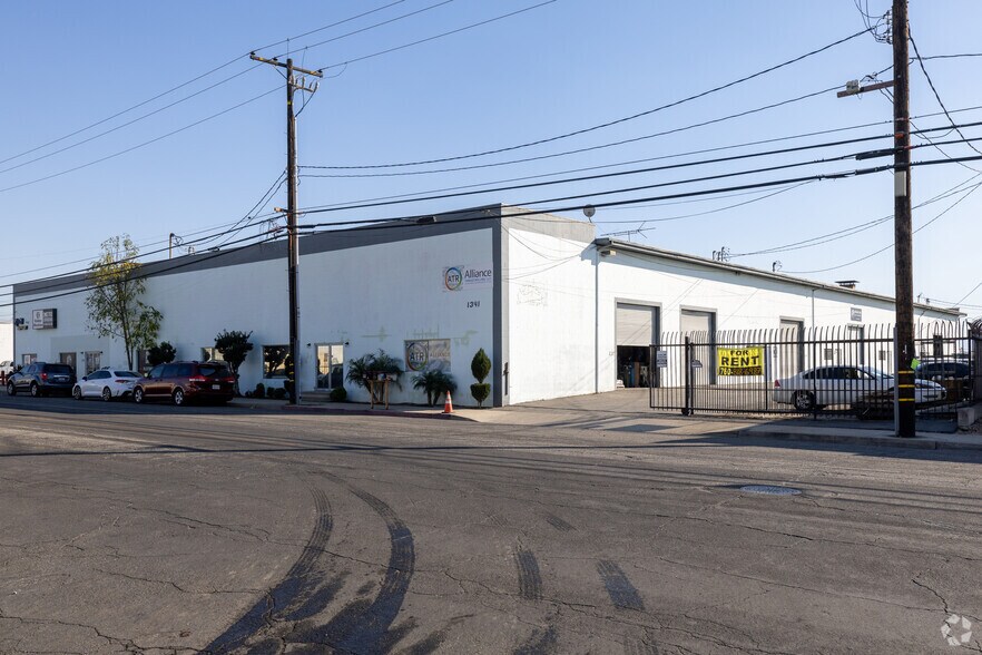More Photos Of 1339-1341 W Brooks St, Ontario Warehouse For Lease