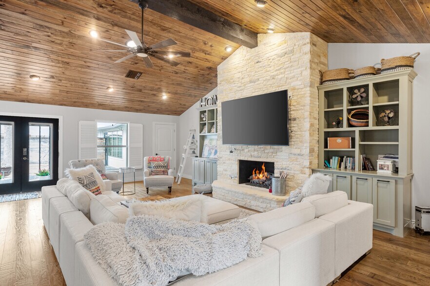 More Photos Of 608 W Morse St, Fredericksburg Specialty For Sale