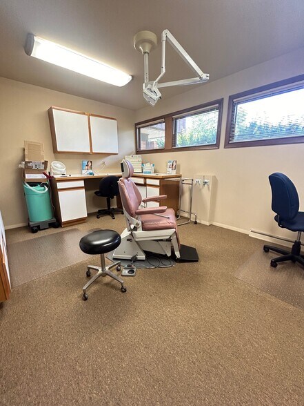 More Photos Of 1320 Granville Rd, Newark Medical For Sale