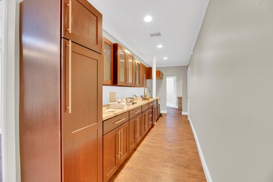 More Photos Of 224 NE 32nd Ct, Oakland Park Warehouse For Lease