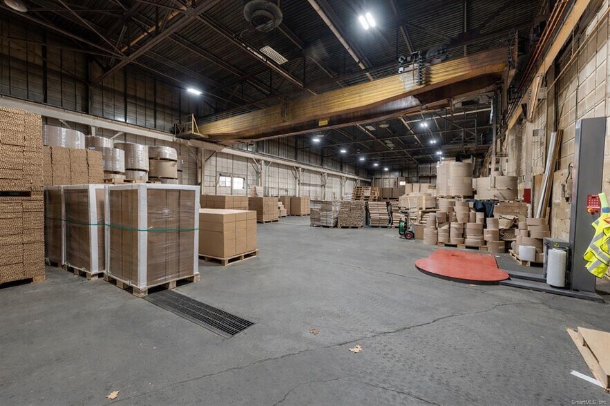 More Photos Of 30 Harris St, Putnam Warehouse For Lease