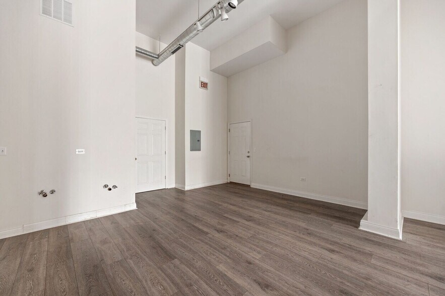 More Photos Of 2800-2802 W Chicago Ave, Chicago Apartments For Sale