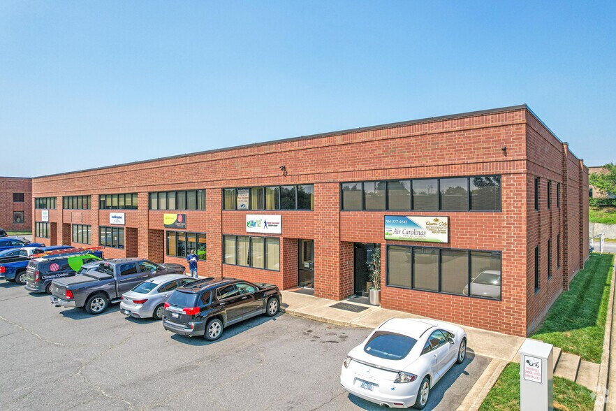 More Photos Of 428-438 Crompton St, Charlotte Light Distribution For Lease