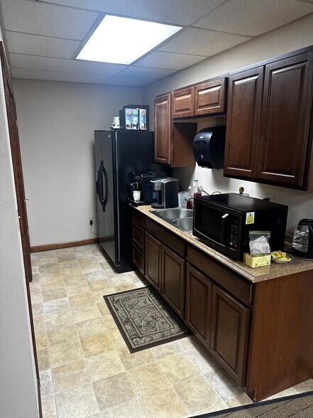 More Photos Of 400-460 Fame Rd, Dayton Light Distribution For Lease