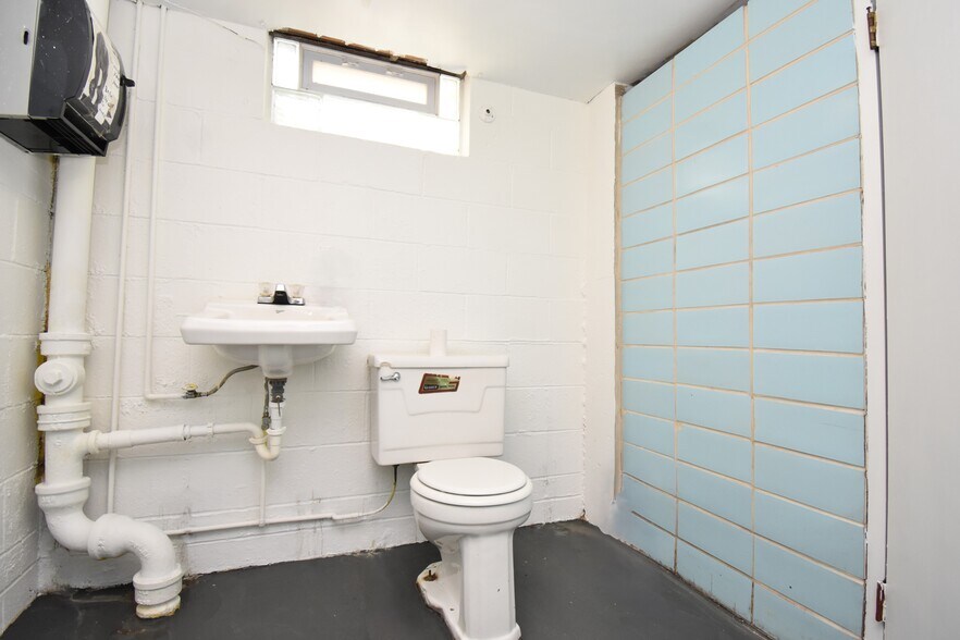 More Photos Of 132 N Main St, Hubbard Freestanding For Sale